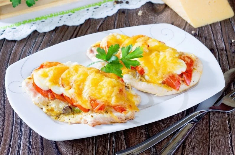 Куриное филе с сыром и овощами.