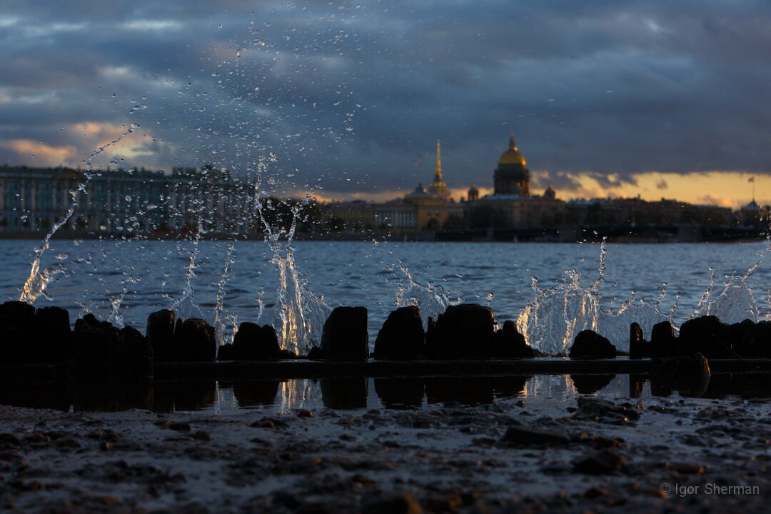 Этот кадр я снимал с фокусным расстоянием 200 мм, положив камеру на песок. Невозможно было в режиме автофокуса снять резко брызги, поэтому я наводил резкость вручную, делая так называемый "префокус".