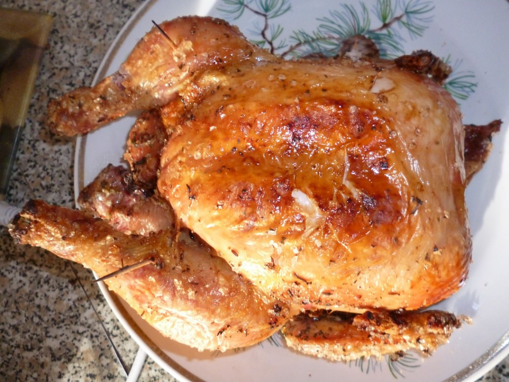 Курочка, приготовленная на соли.Давно известное блюдо, в результате получается очень нежное мясо и хрустящая корочка