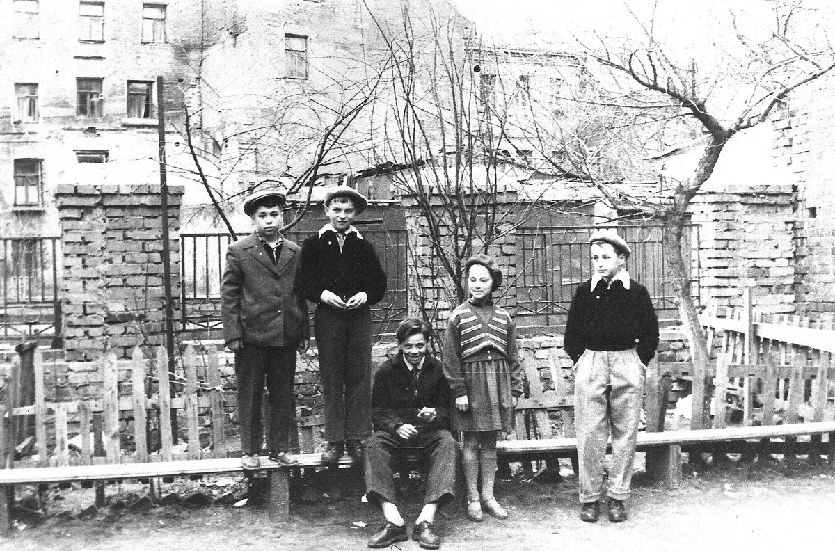 Просвирин переулок, во дворе. Фото из личного архива Виктора Кухаркина.