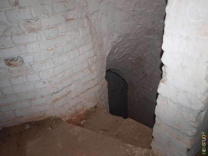  8 января 2012 г. Уже и 2012 год, а бар в Кладовой башне всё живёт. Присмотримся к нему пристальней. У входа видим различные финтифлюшки. Особенно к месту пара урн.-8