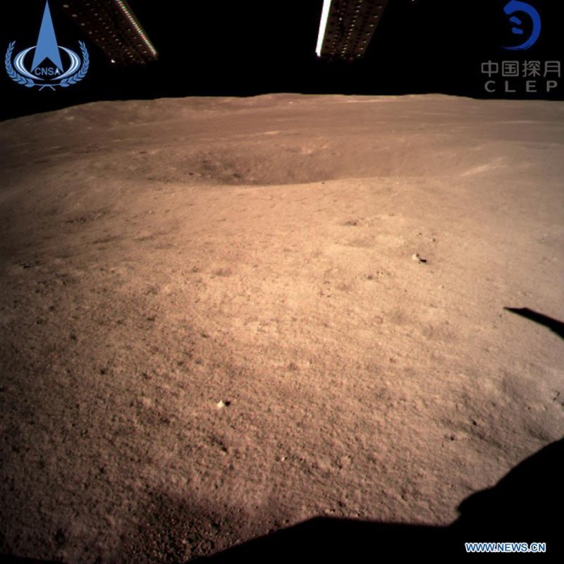 На фото: первый снимок лунной поверхности, сделанный аппаратом «Чанъэ-4». Источник: Синьхуа. 

