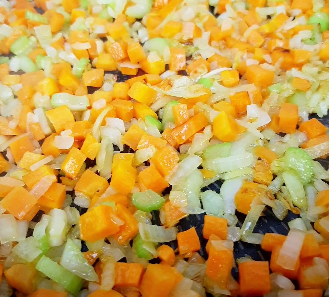 Нарезаем 🧅лук, морковь🥕 и сельдерей кубиком. Обжариваем с добавлением небольшого количества растительного масла