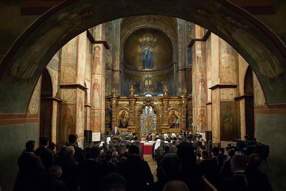     Самочинное объявление независимости Украинской православной церкви грозит новым расколом внутри нее  REUTERS