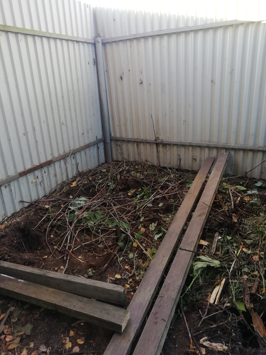 В качестве двух стенок, использовал забор. 