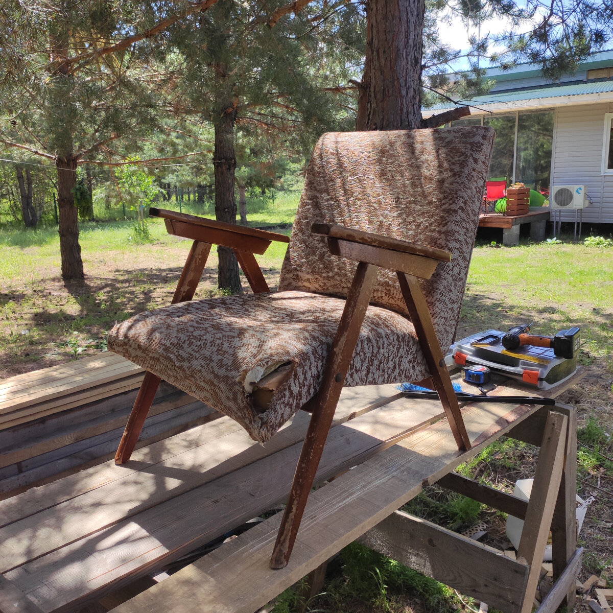 Годы его не пощадили. Хотя видел я кресла и в более убитом состоянии.