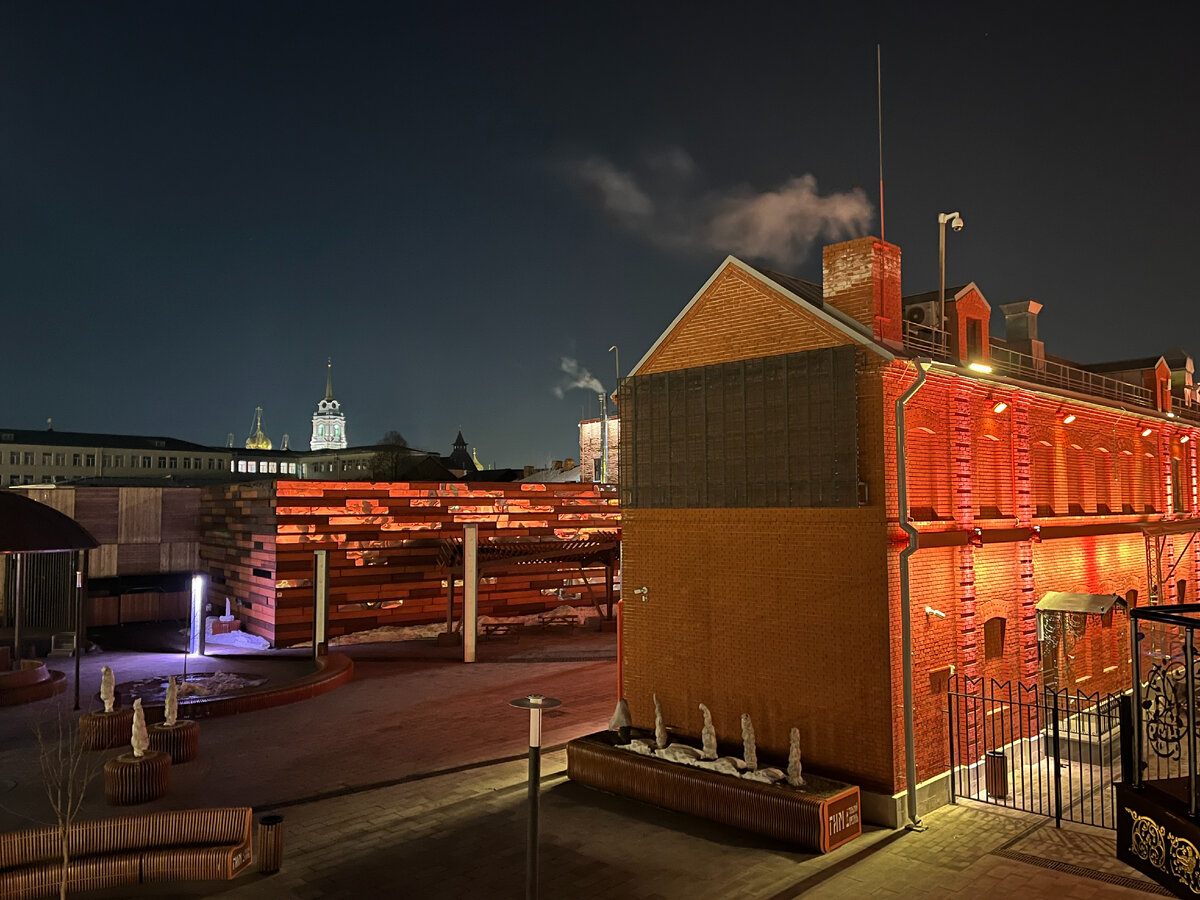 Здания напротив завода