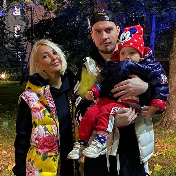    Лера Кудрявцева с мужем и дочерьюСоцсети