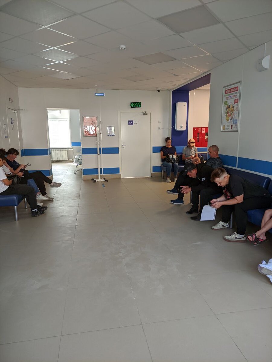 Потолок оперативно восстановили, но следы падения и место наверху, откуда упали плитки заметны. Фото: подписчик "Егоршинских вестей"