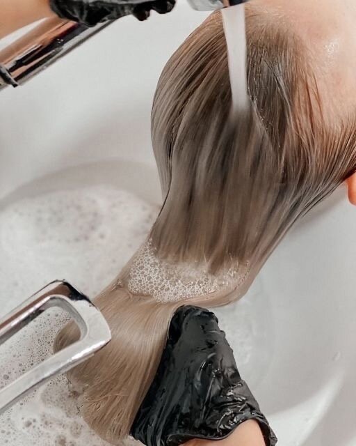 Вне зависимости от техники и цвета окрашивания - после процедуры необходимо соблюдать ряд действий, направленных на поддержание естественного здоровья волос.-2