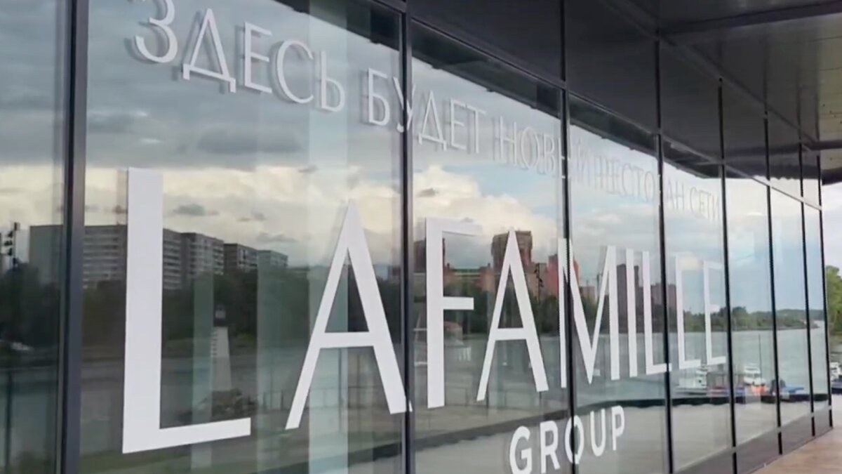     На скандальной лодочной станции острова Отдыха открывается ресторан LaFamille group депутата горсовета и призера зимней Олимпиады-2014 Николая Олюнина. Ранее заведение там собирался открыть ресторанный холдинг Bellini.