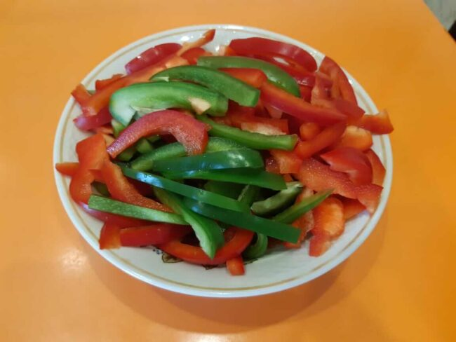 Перец режем соломкой.