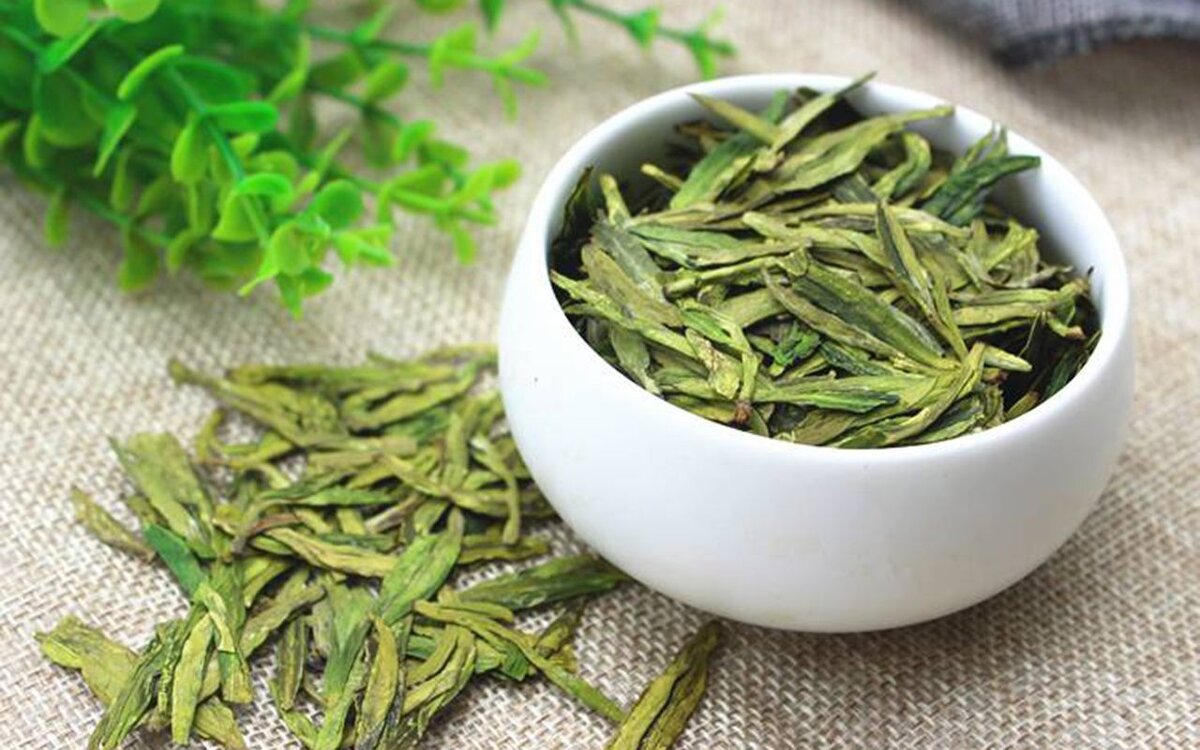 Чай, популярный с VIII века. Это один из самых «люксовых» чаев, для которого нужна особая подготовка и обработка. Нераскрытые молодые почки и листья вялят, а потом прожаривают в несколько шагов. При правильной готовке он зарядит вас тонусом на весь день. Вкус чая сладкий, но умеренно, а запах — смесь луговых цветов и шоколада.