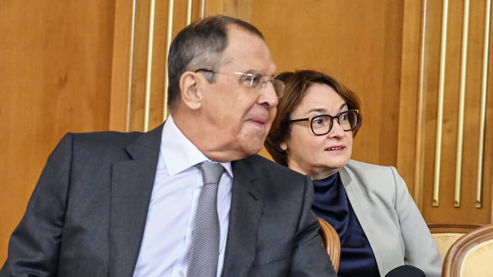 Фото: Дмитрий Азаров / Коммерсантъ📷Сергей Лавров и Эльвира Набиуллина заждались начала переговоров