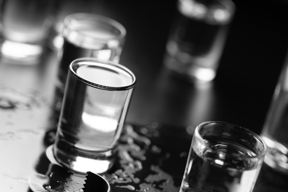 Этанол проходит несколько этапов расщепления с участием печеночных ферментов (источник изображения: freepik.com)