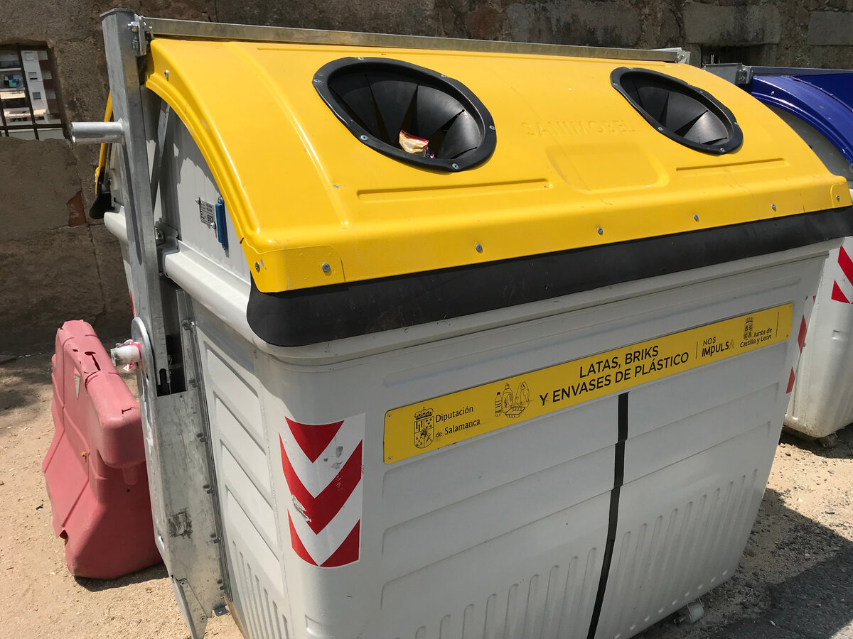 Упаковка, пакеты и металлические банки