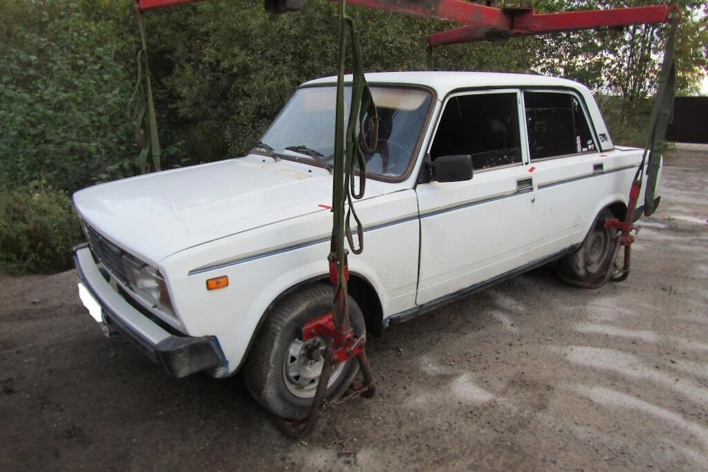    Автомобиль ВАЗ-2105 двигался в сторону поселка Шайма, при этом машина виляла по дороге.