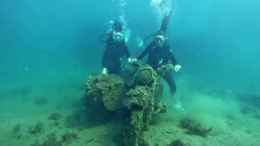 Прогулка девушек на дно Черного моря с «Аква Глобусом» в Анапе