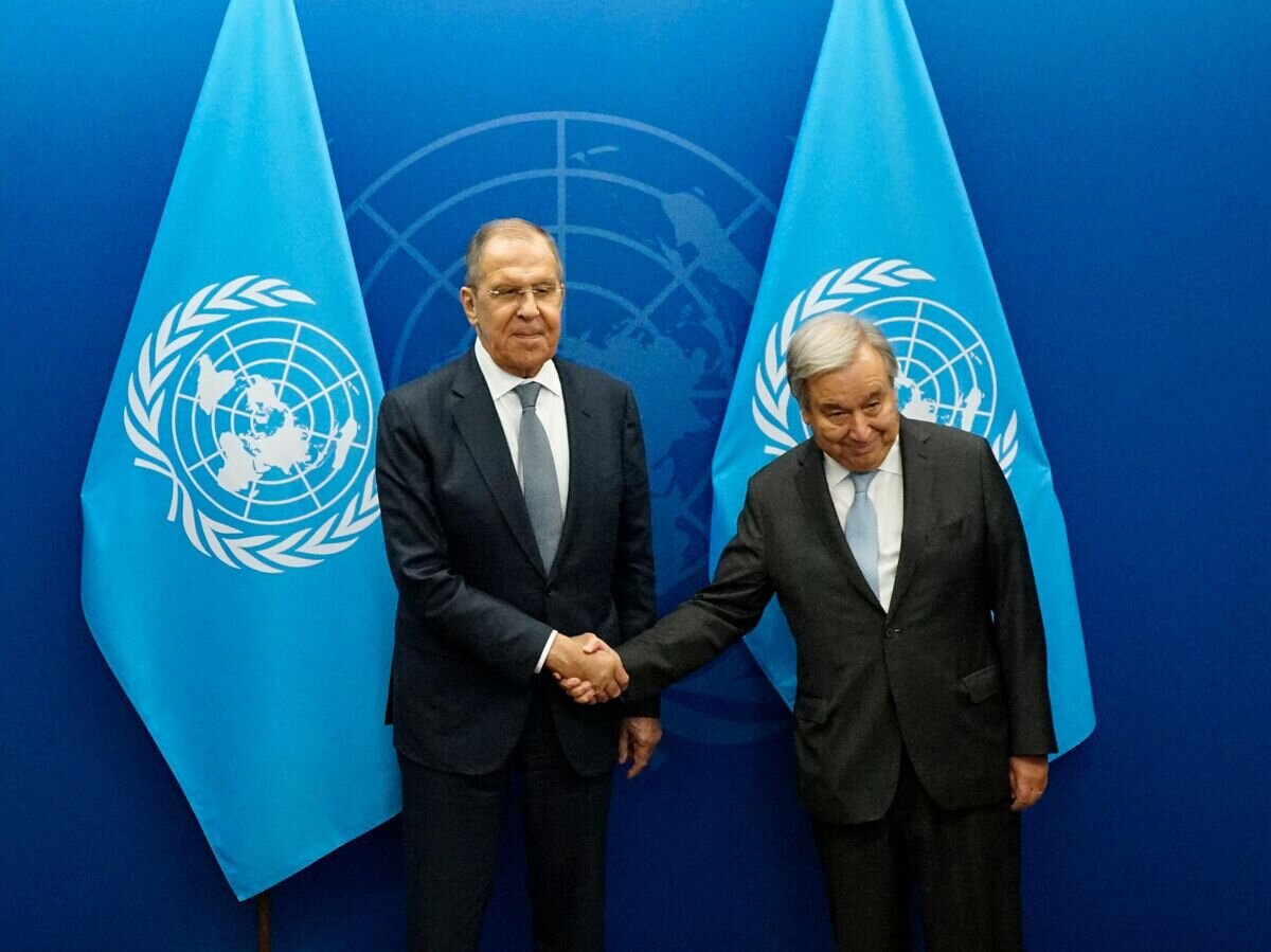    Министр иностранных дел РФ Сергей Лавров и генеральный секретарь ООН Антониу Гутерриш во время встречи на полях 78-й сессии Генеральной ассамблеи ООН в Нью-Йорке© РИА Новости / POOL