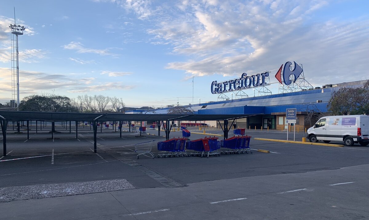 Так печально выглядел в понедельник большой Carrefour в Висенте-Лопесе — обычно стоянка заполнена машинами