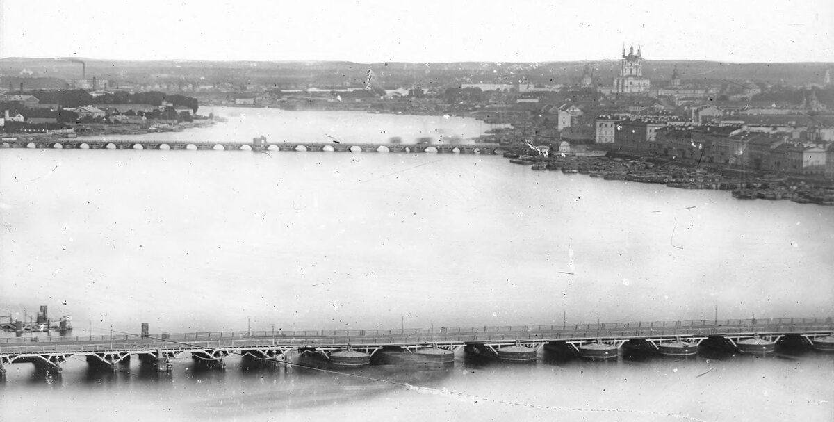 © public domain (На заднем плане – плашкоутный мост на месте современного Литейного моста, 1857 г.)