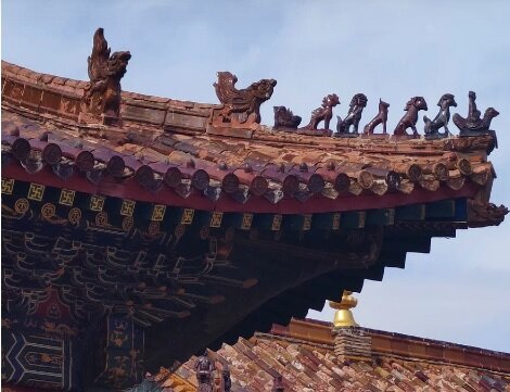 Причудливая керамика на крыше монастыря.