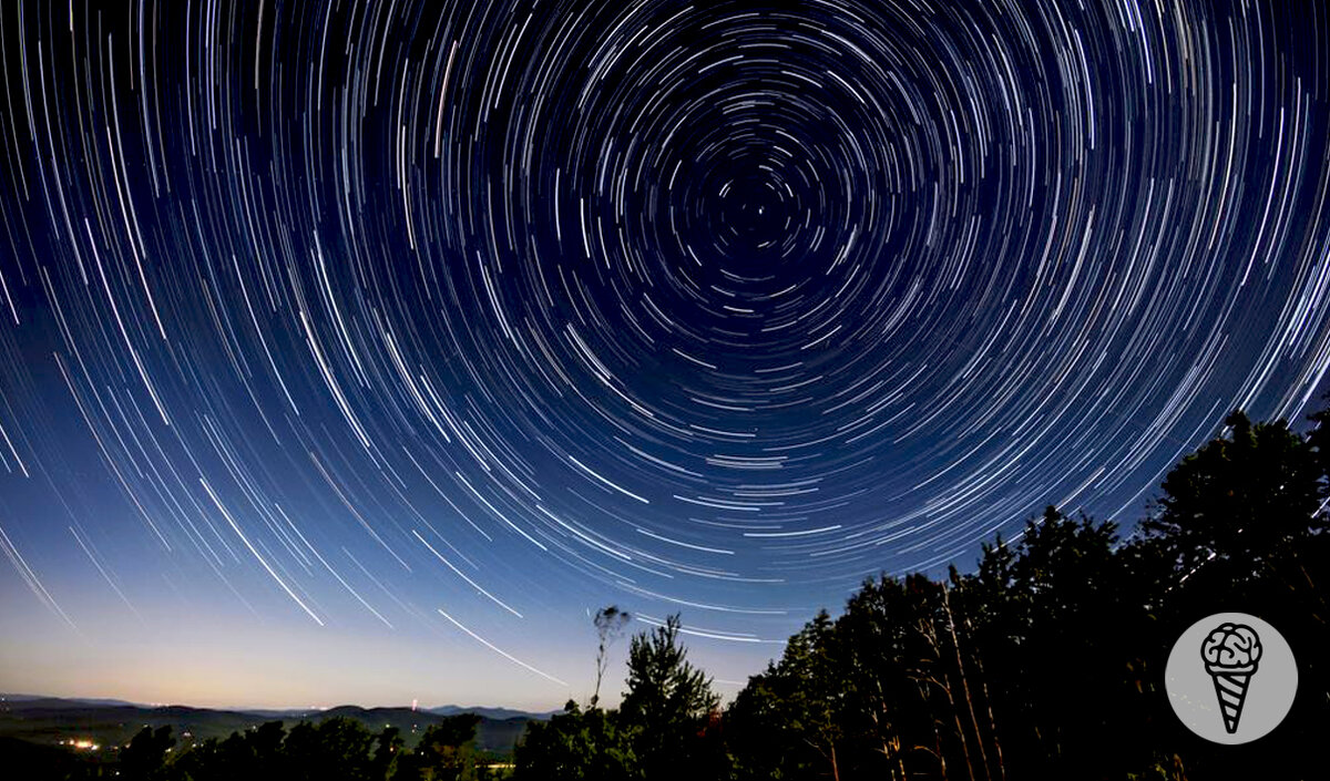 Если сделать снимок звездного неба с огромной выдержкой, вращение звезд вокруг Полярной звезды становится очевидным. 