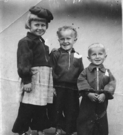 Фото из семейного архива. Я. Толик и Витя. Весна 1954 года. 