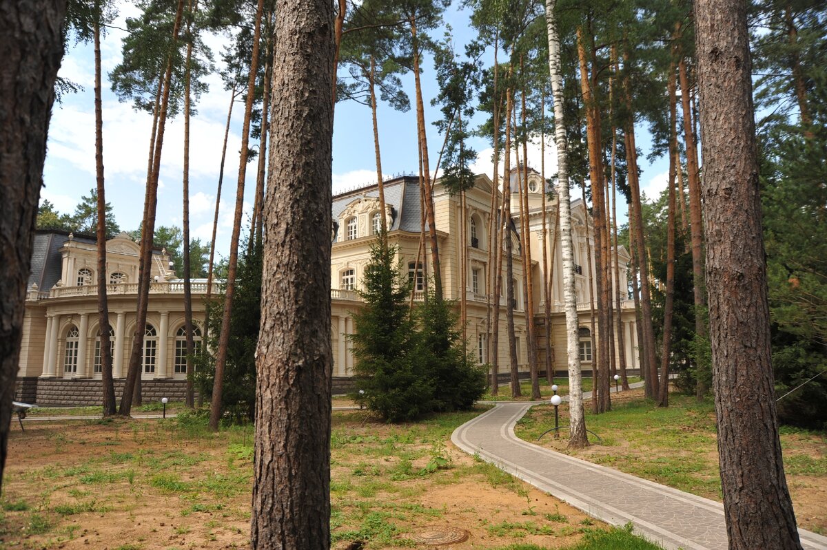 "Шато Бургундия". Проект, строительство и производство керамической облицовки фасадов  ООО "Роскошные дома".  Московская обл