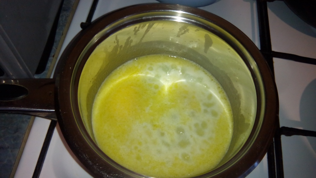 Ставим на плиту кастрюльку (в ней же потом и будем замешивать наше тесто), вода + масло, доводим до кипения