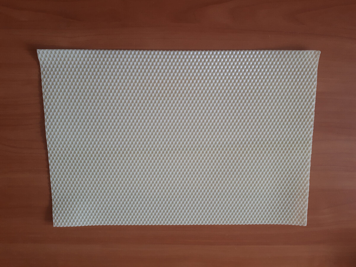 Берем лист вощины.