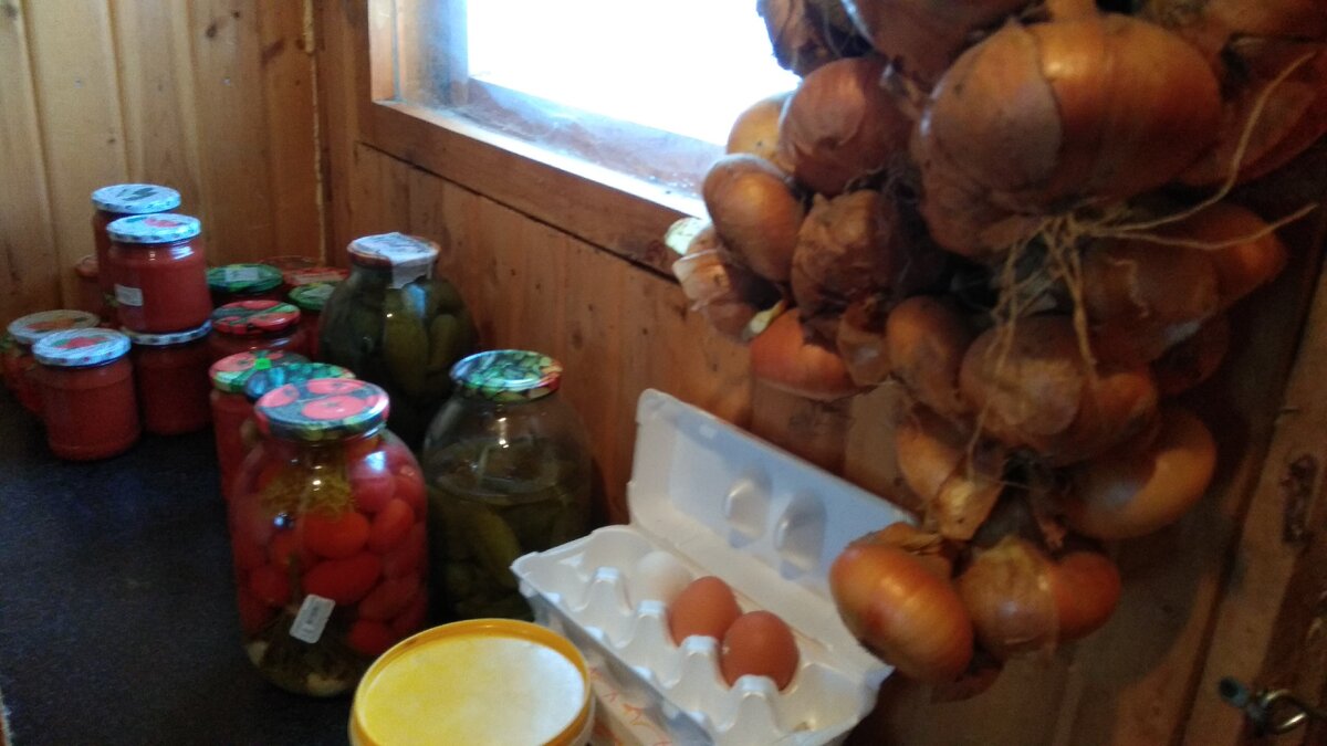 Это далеко не все оставшиеся запасы, полка ведь трехъярусная.