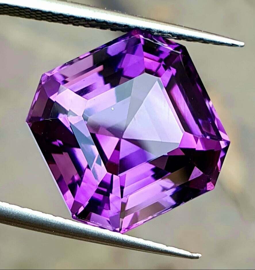 Природный аметист в огранке ашер, вес 13,45 карат (фото: https://www.ebay.com/)