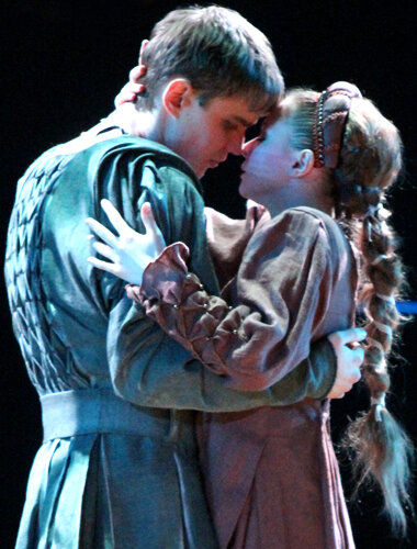 Сцена со спектакля . Фото сайт театра МХАТ им . Горького.