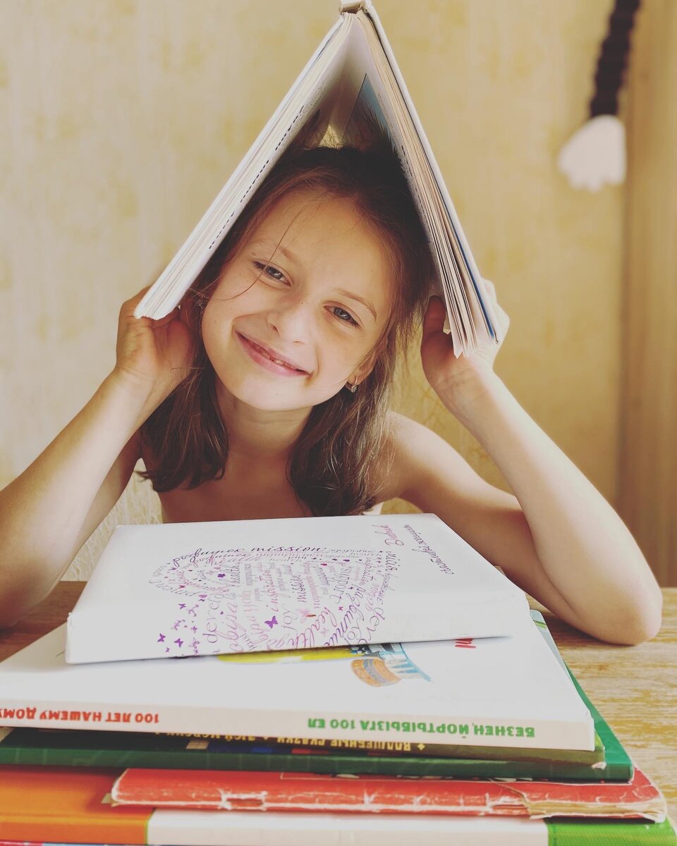 Доча унаследовала любовь к книгам от мамы