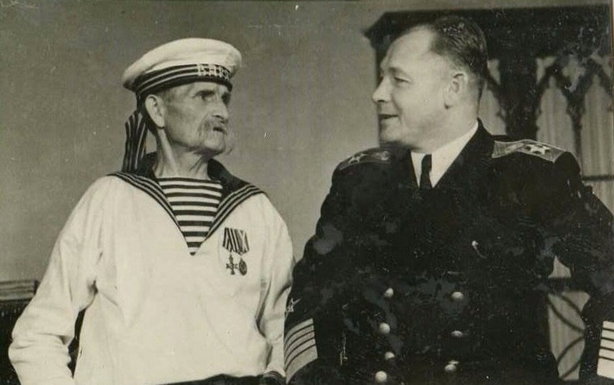 Адмирал Флота СССР Кузнецов и матрос крейсера "Варяг"