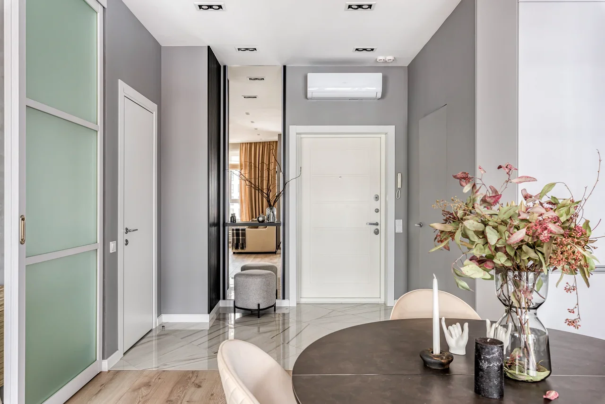 Вид на вход со стороны столовой 