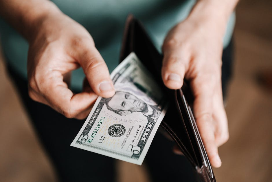 Фото https://www.pexels.com/photo/unrecognizable-man-holding-wallet-with-money-4386421/