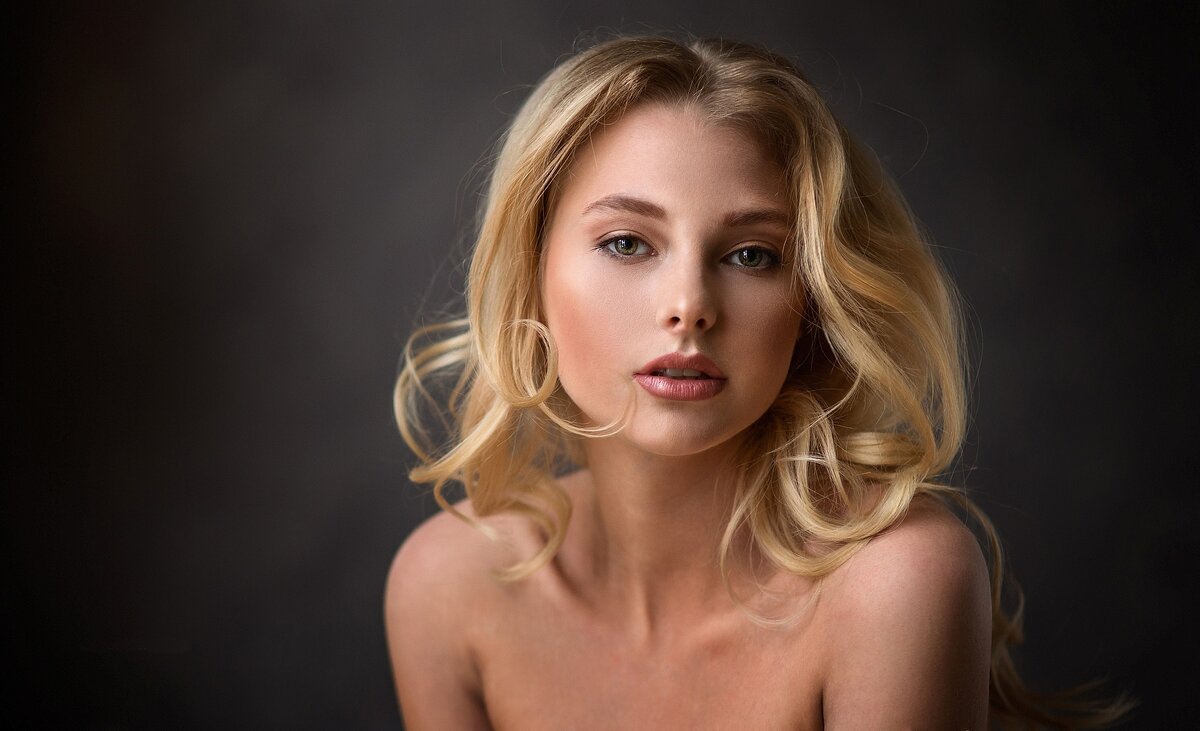 Девушка, могла быть и она )