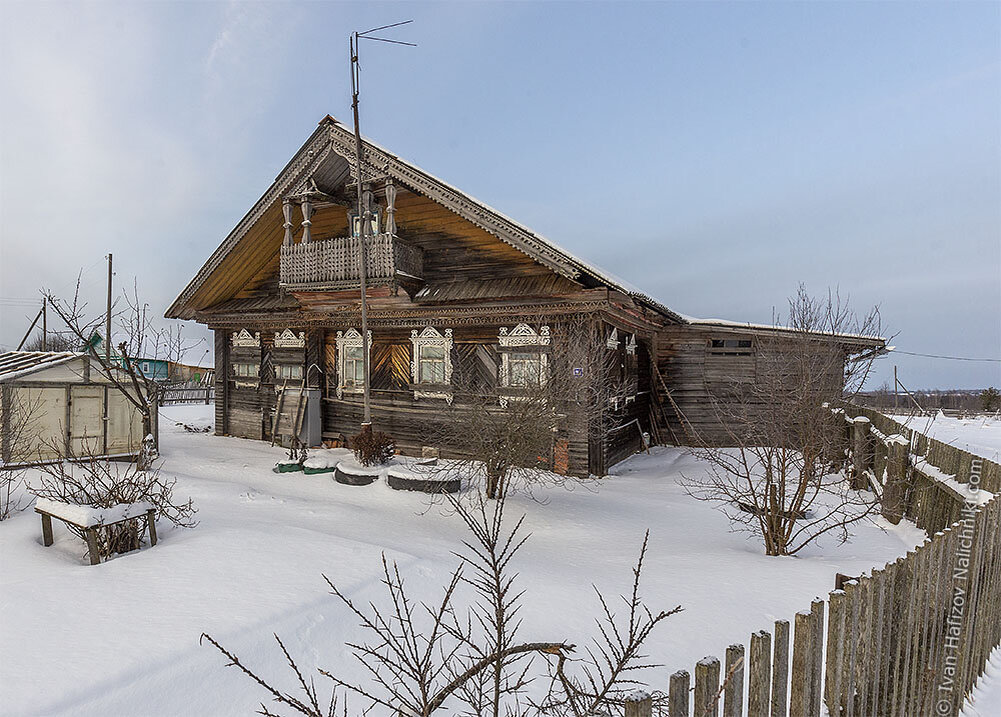 Такие балкончики отличают местную деревянную архитектуру