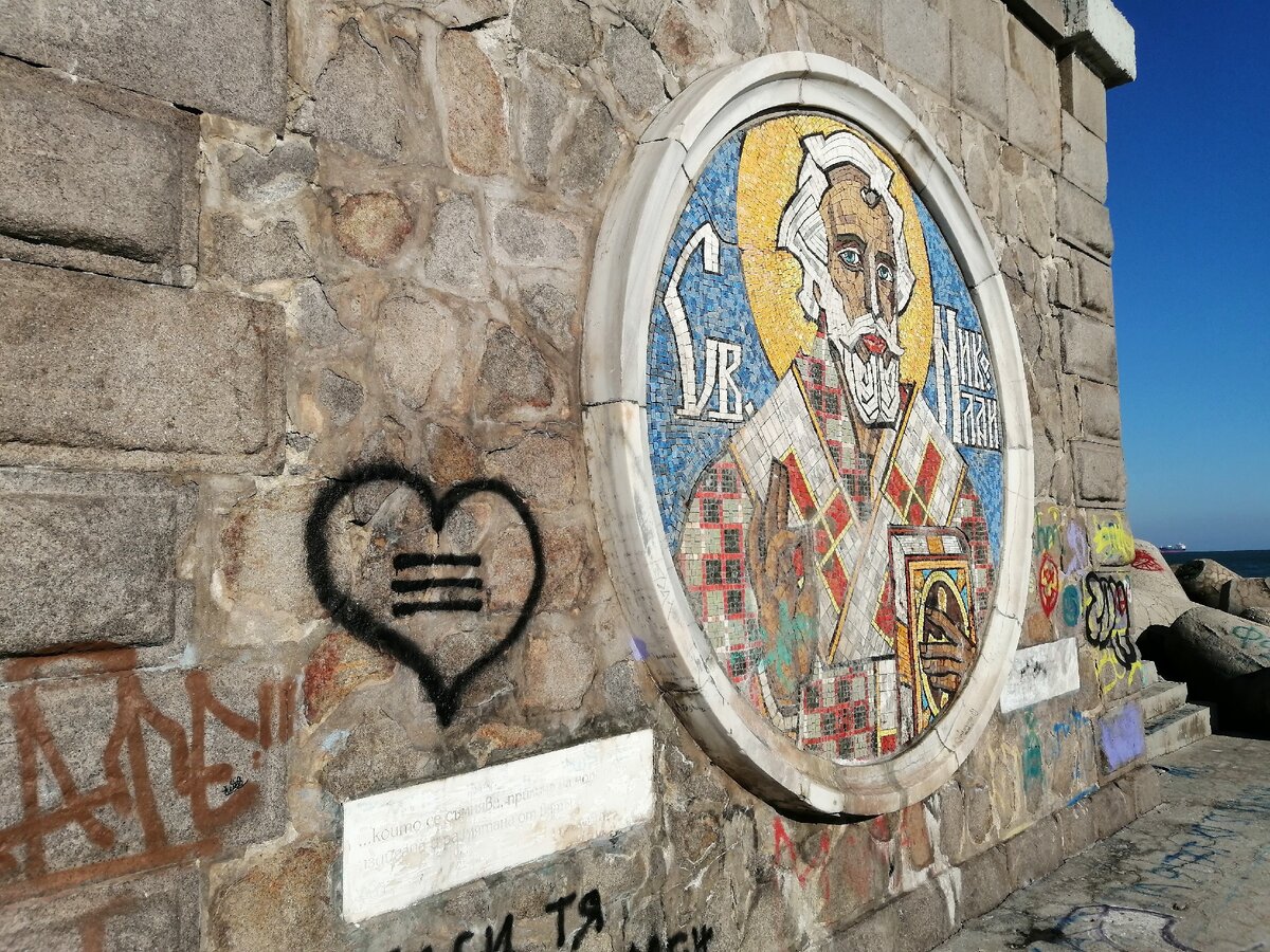 А теперь основание маяка украшено мозаикой с ликом Николая Чудотворца - покровителя тех, кто в море. Декабрь 2019 года, фото автора.