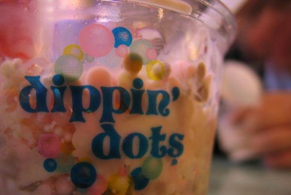 
Любители сладостей    окунаются  в     мороженое    будущего  с  1988 года, это   вкусно  (   хруст шоколадного батончика ? Да  , пожалуйста !), образовательный  (это  то  , что  происходит  , когда  вы  играете  с  жидким  азотом ,дети !) и , э-э , хорошо округленный . Читайте  дальше  , чтобы  узнать  больше .