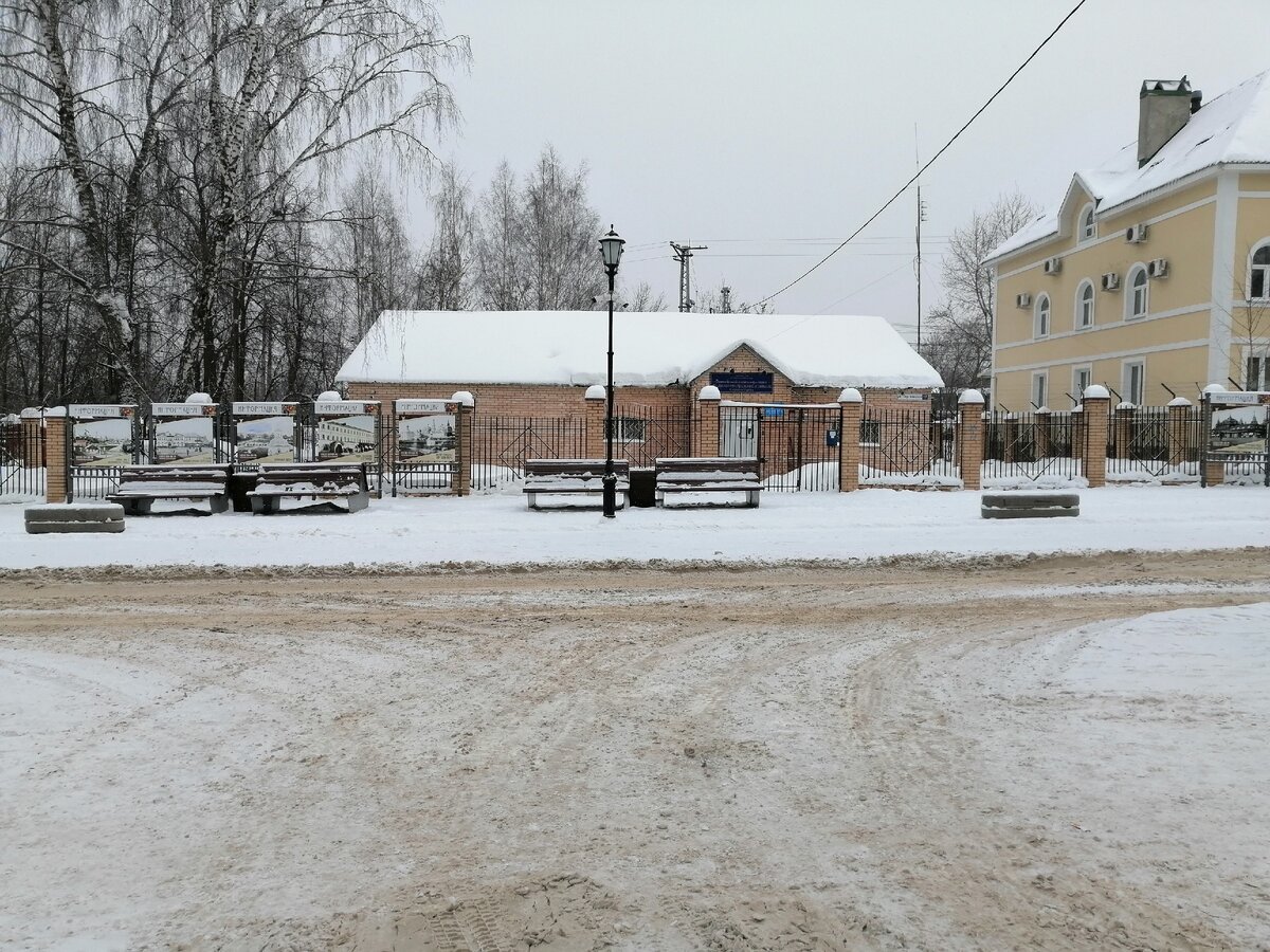 Заснеженная дорога возле вокзала