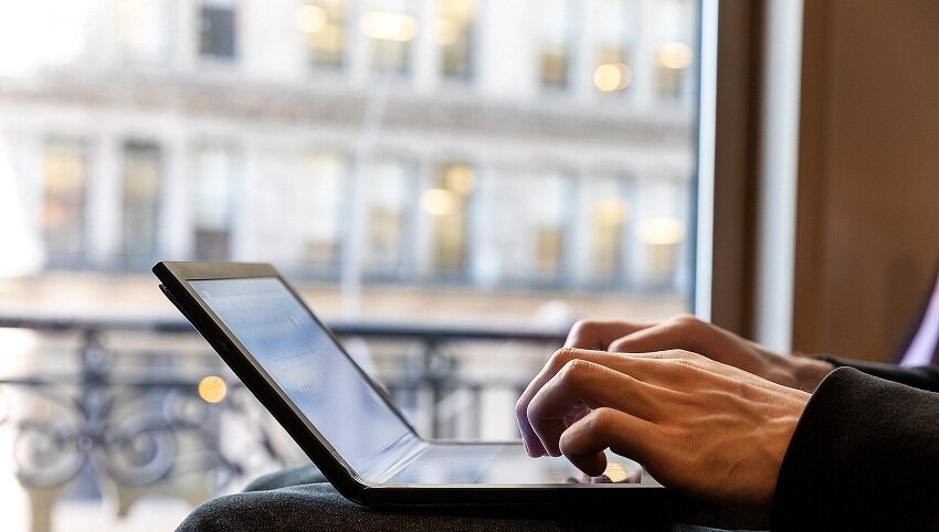 Компания Lenovo представила мировому сообществу прототип нового ноутбука ThinkPad X1. Новинка будет отличаться сгибающимся экраном и отсутствием клавиатуры. За сколько можно купить устройство, пока не известно, но упустить данную новость мы не могли. Давайте подробнее рассмотрим, что из себя представляет новый ноутбук. 