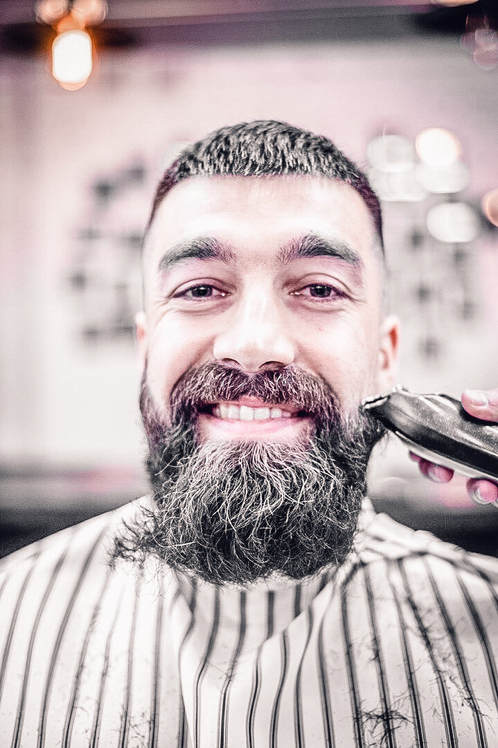 бреет бороду