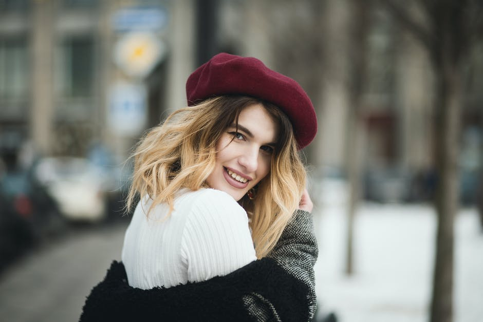 Фото https://www.pexels.com/photo/selective-focus-photography-of-smiling-woman-wearing-red-hat-during-snowy-day-1381558/