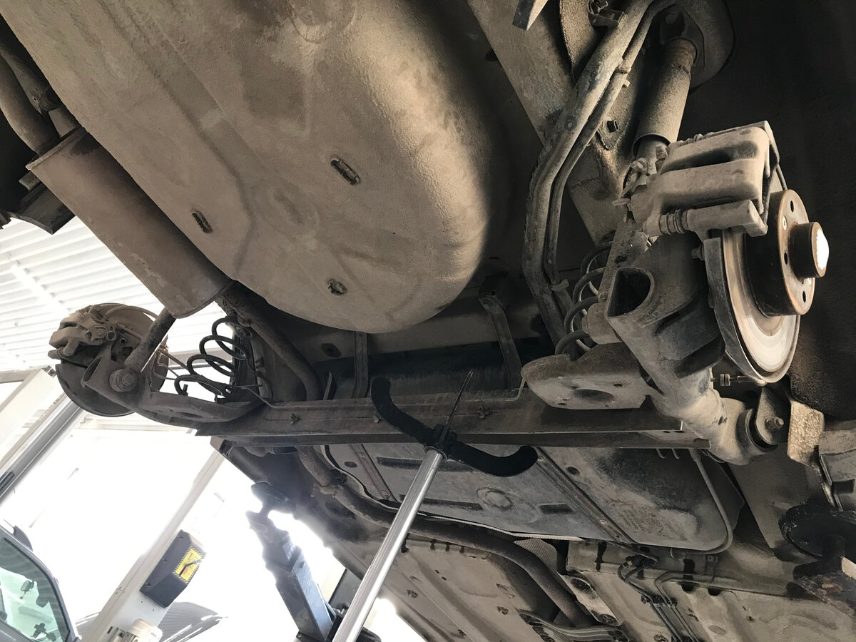 Удар в заднее левое колесо стал причиной деформации балки