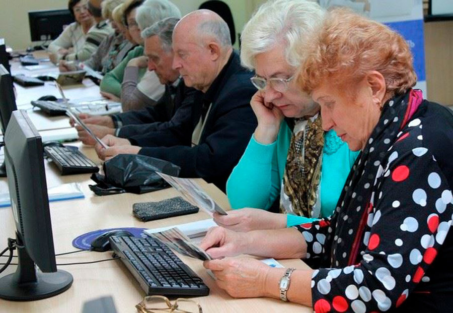 Обучение пенсионеров компьютерной грамоте(фото из интернета бесплатно)