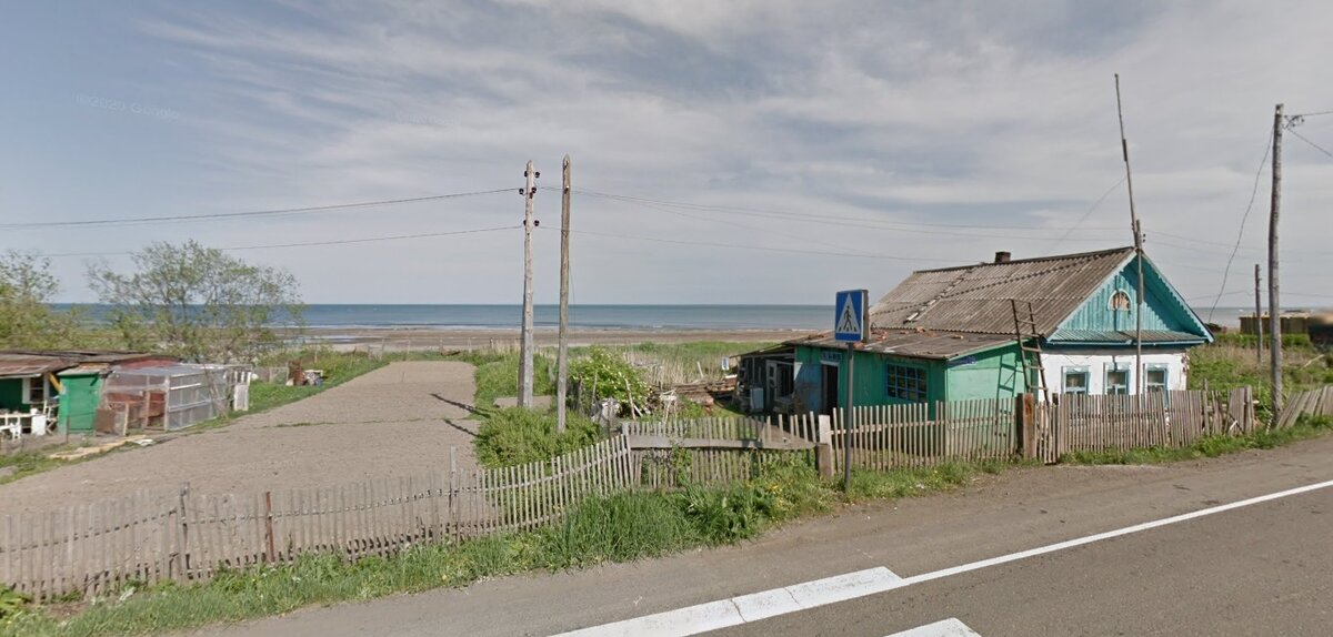 Маленький поселок на берегу моря 