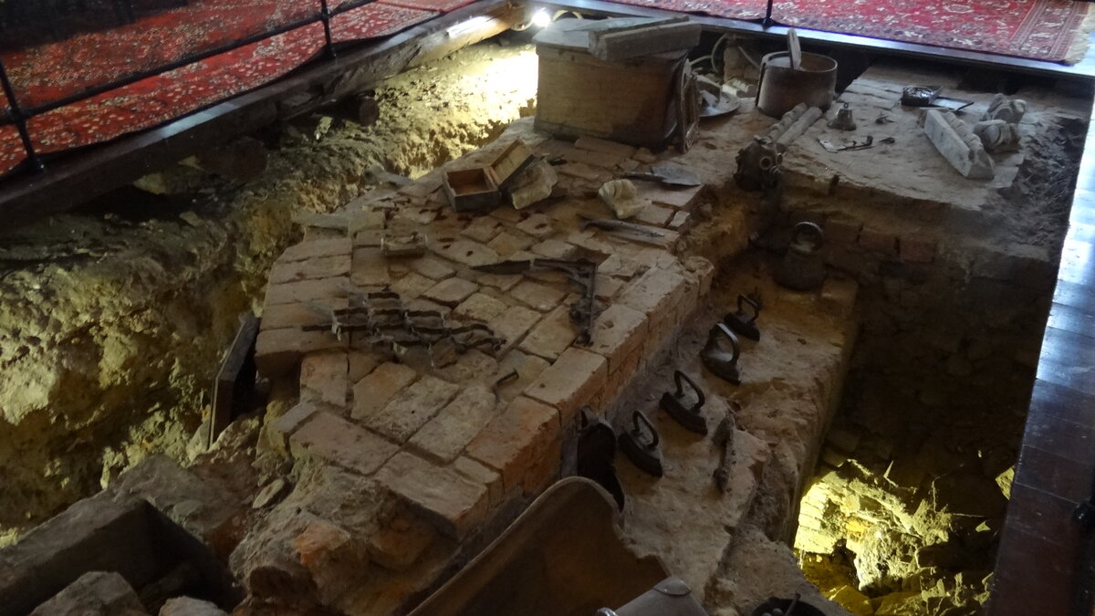 Фундамент здания под домом городского головы Ботникова в Костроме